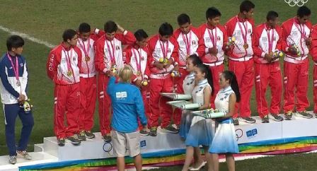 Peru celebrate after winning the boys football title for the final gold medal of the Games ©Twitter